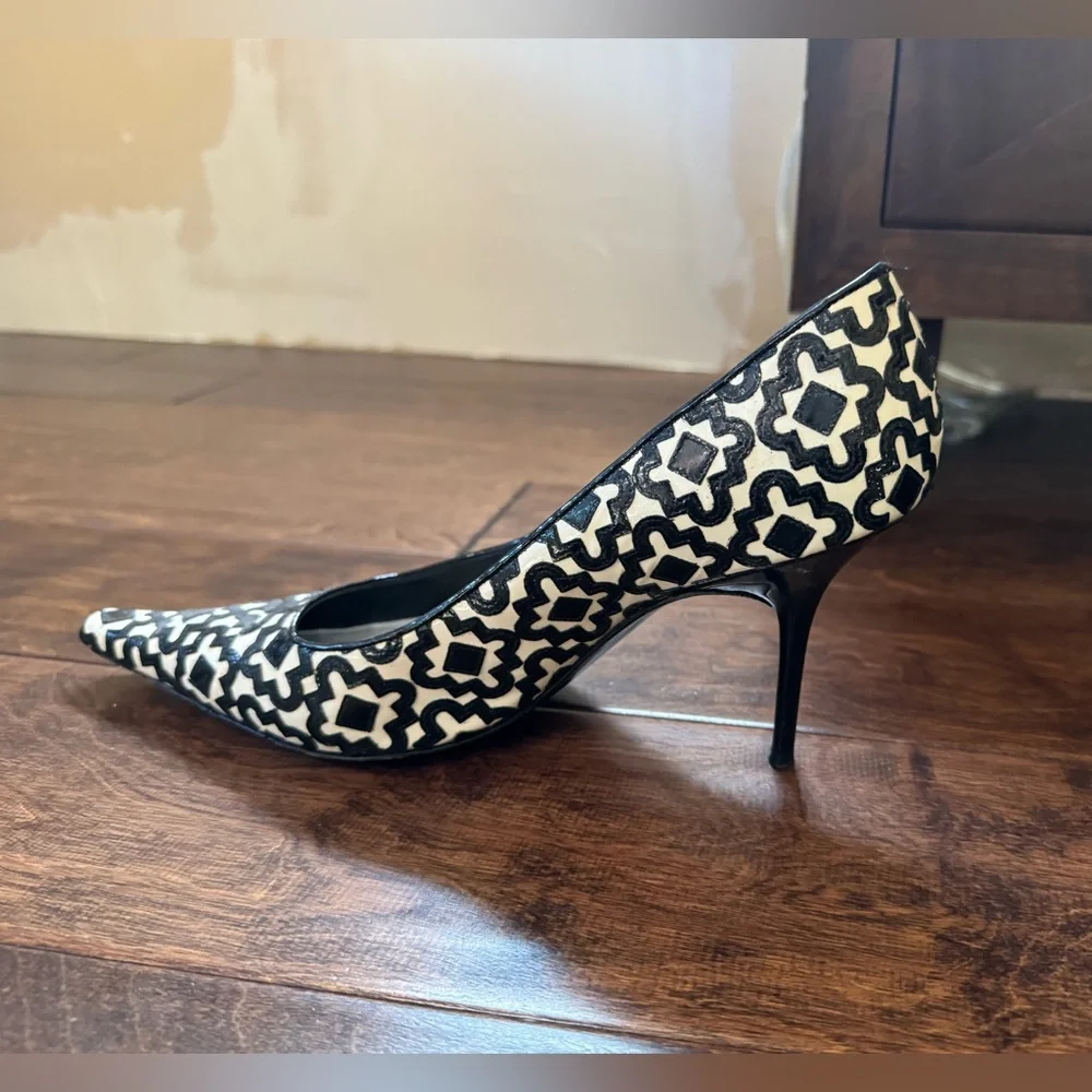 Rene Caovilla White and Black Geometric Print Pumps 40 - Picture 4 of 10